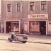 Geschäftshaus Bautzner Landstraße<br>mit Firmenfahrzeug, um 1960